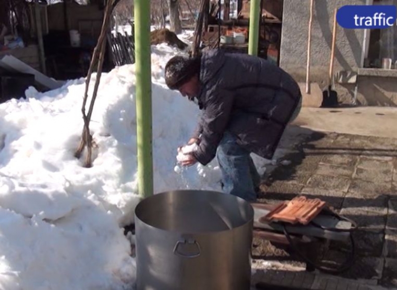 На 60 км от Пловдив топят сняг, за да имат вода ВИДЕО